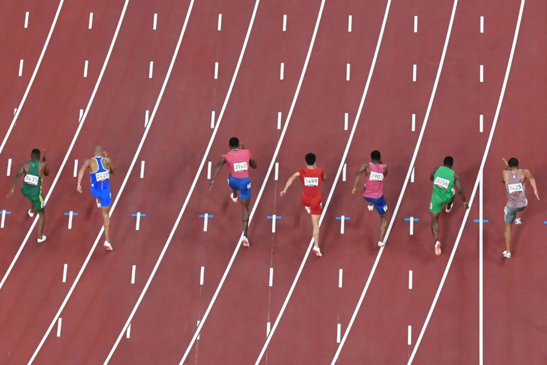 Akani Simbine de Sudáfrica, Lamont Marcell Jacobs de Italia, Fred Kerley de EE. UU., Su Bingtian de China, Ronnie Baker de EE. UU., Enoch Adegoke de Nigeria y Andre De Grasse de Canadá compiten en la final masculina de los 100 metros durante los Juegos Olímpicos de Tokio 2020 en el Estadio Olímpico de Tokio

Foto: AFP