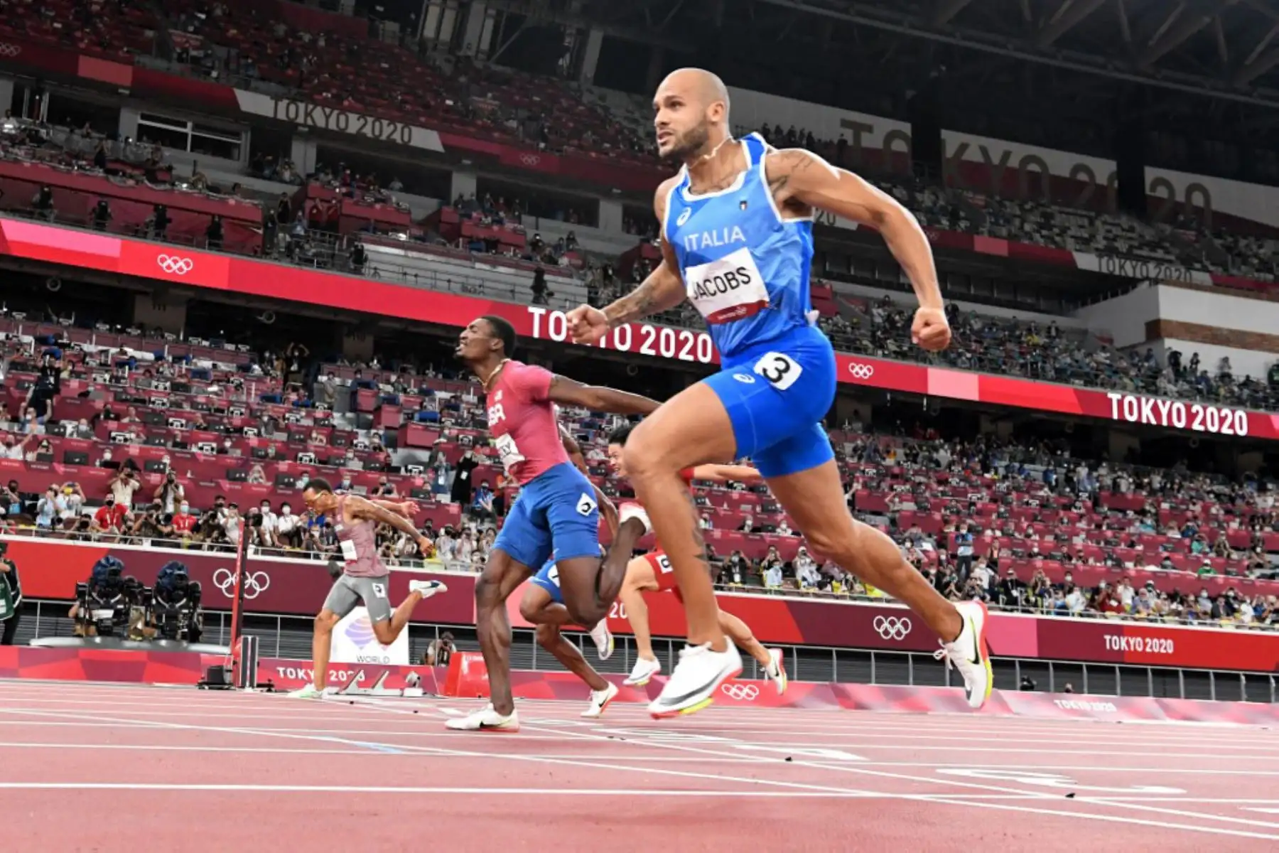 El italiano Lamont Marcell Jacobs celebra mientras cruza la línea de meta en la final masculina de los 100 metros durante los Juegos Olímpicos de Tokio 2020,.

Foto: AFP