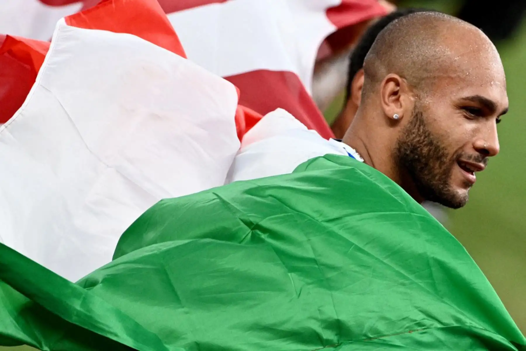 El italiano Lamont Marcell Jacobs celebra su victoria en la final masculina de los 100 metros durante los Juegos Olímpicos de Tokio.

Foto: AFP