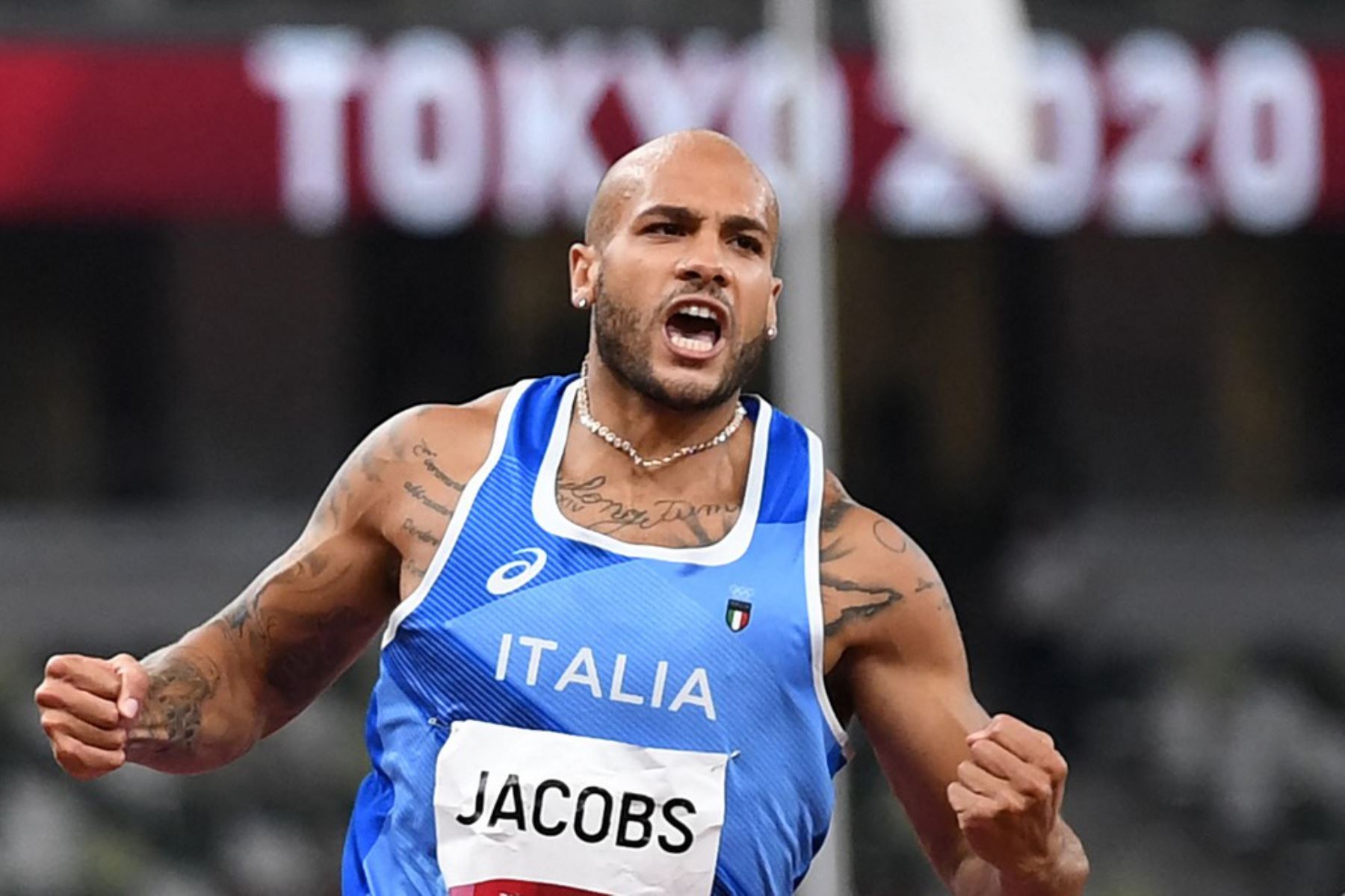 El italiano Lamont Marcell Jacobs celebra su victoria en la final masculina de los 100 metros durante los Juegos Olímpicos de Tokio.

Foto: AFP