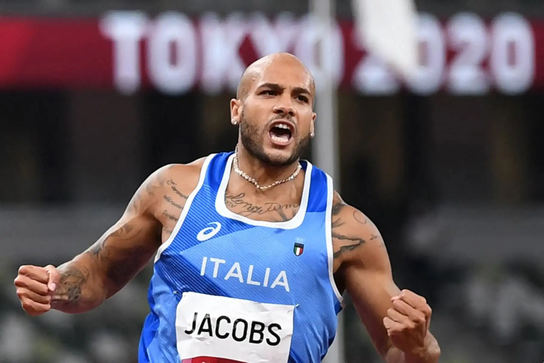 El italiano Lamont Marcell Jacobs celebra su victoria en la final masculina de los 100 metros durante los Juegos Olímpicos de Tokio.

Foto: AFP