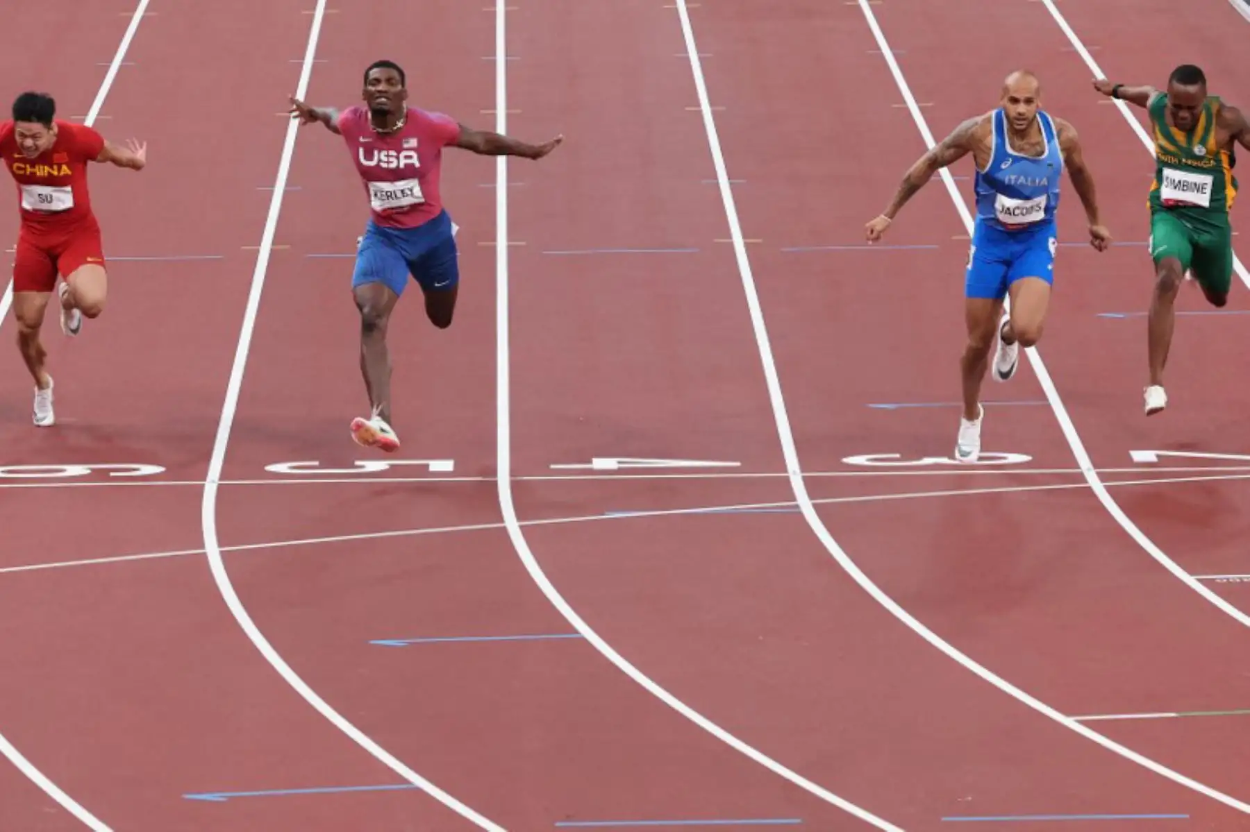 El italiano Lamont Marcell Jacobs (2nd R) cruza la línea de meta para ganar el oro por delante de (R) Akani Simbine de Sudáfrica, Fred Kerley de EE. UU. En segundo lugar, Su Bingtian de China y Ronnie Baker de EE. UU. Durante la final masculina de 100 metros durante los Juegos Olímpicos de Tokio.

Foto: AFP