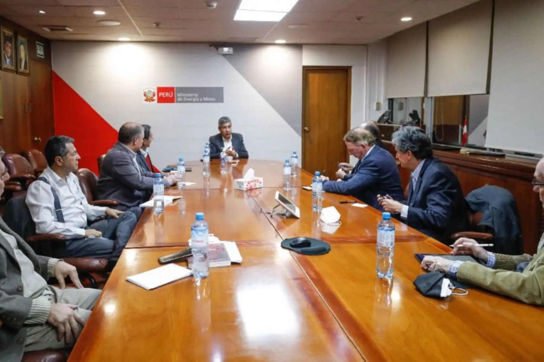 Ministro de Energía y Minas, Iván Merino (al centro) se reúne con representantes de las empresas del sector minero energético. Foto: Cortesía.