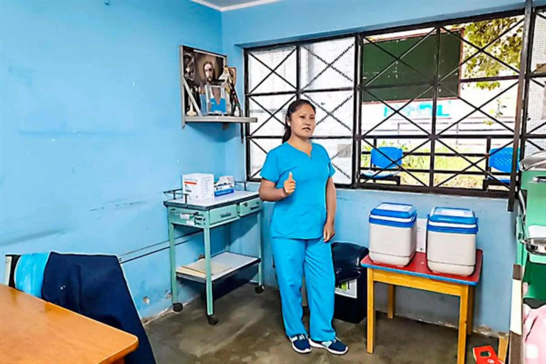Pide a sus colegas que sigan poniendo el hombro para acelerar la inmunización contra el nuevo coronavirus y así salvar vidas.