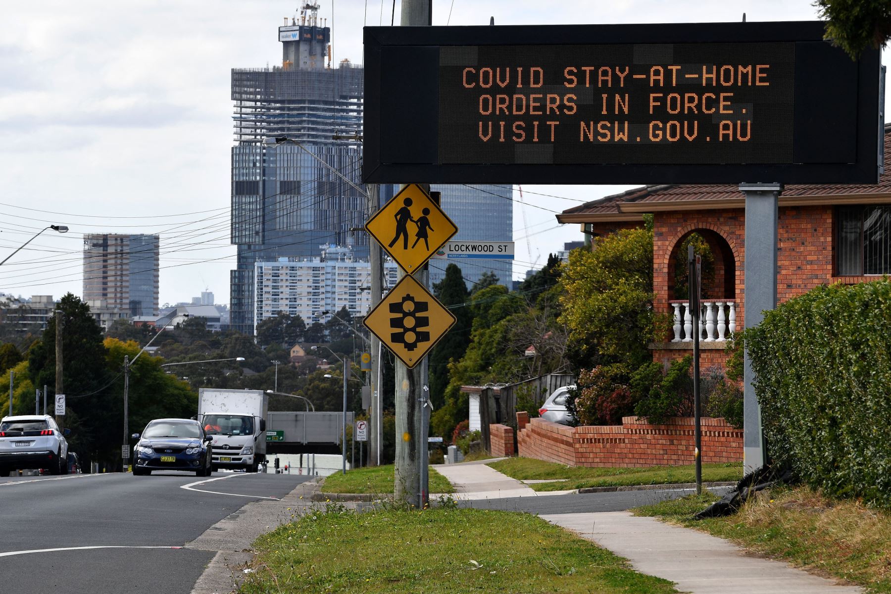 Se muestra un mensaje para quedarse en casa en una pantalla en el oeste de Sydney, durante el bloqueo prolongado del coronavirus Covid-19 de la ciudad.
Foto: AFP