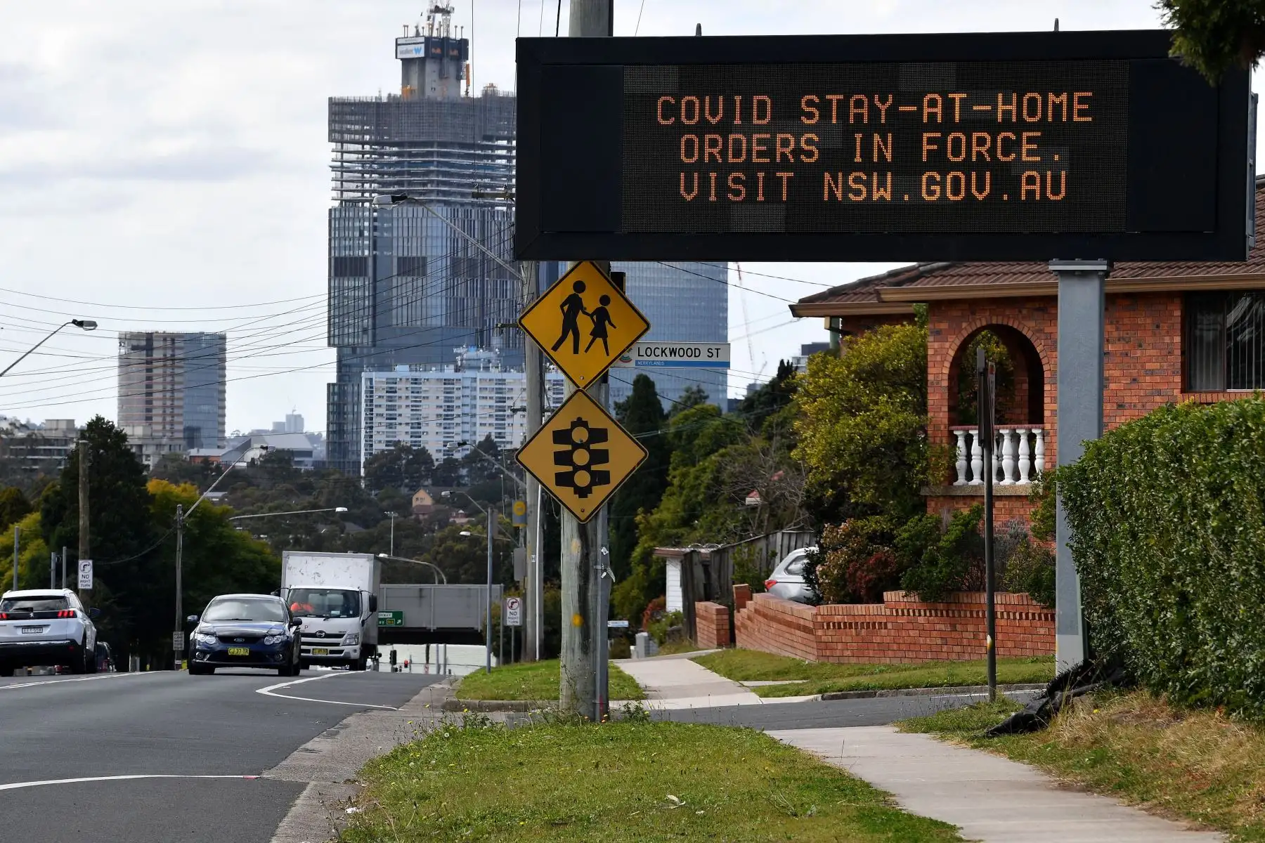 Se muestra un mensaje para quedarse en casa en una pantalla en el oeste de Sydney, durante el bloqueo prolongado del coronavirus Covid-19 de la ciudad.
Foto: AFP