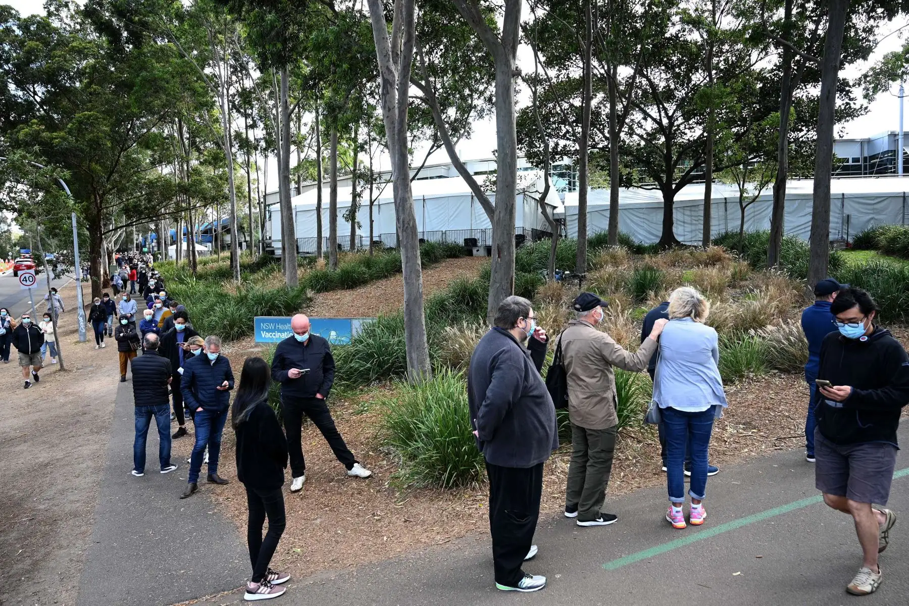 Los residentes hacen cola para recibir su dosis de la vacuna contra el coronavirus Covid-19 en el centro de vacunación Homebush en Sydney Foto: AFP