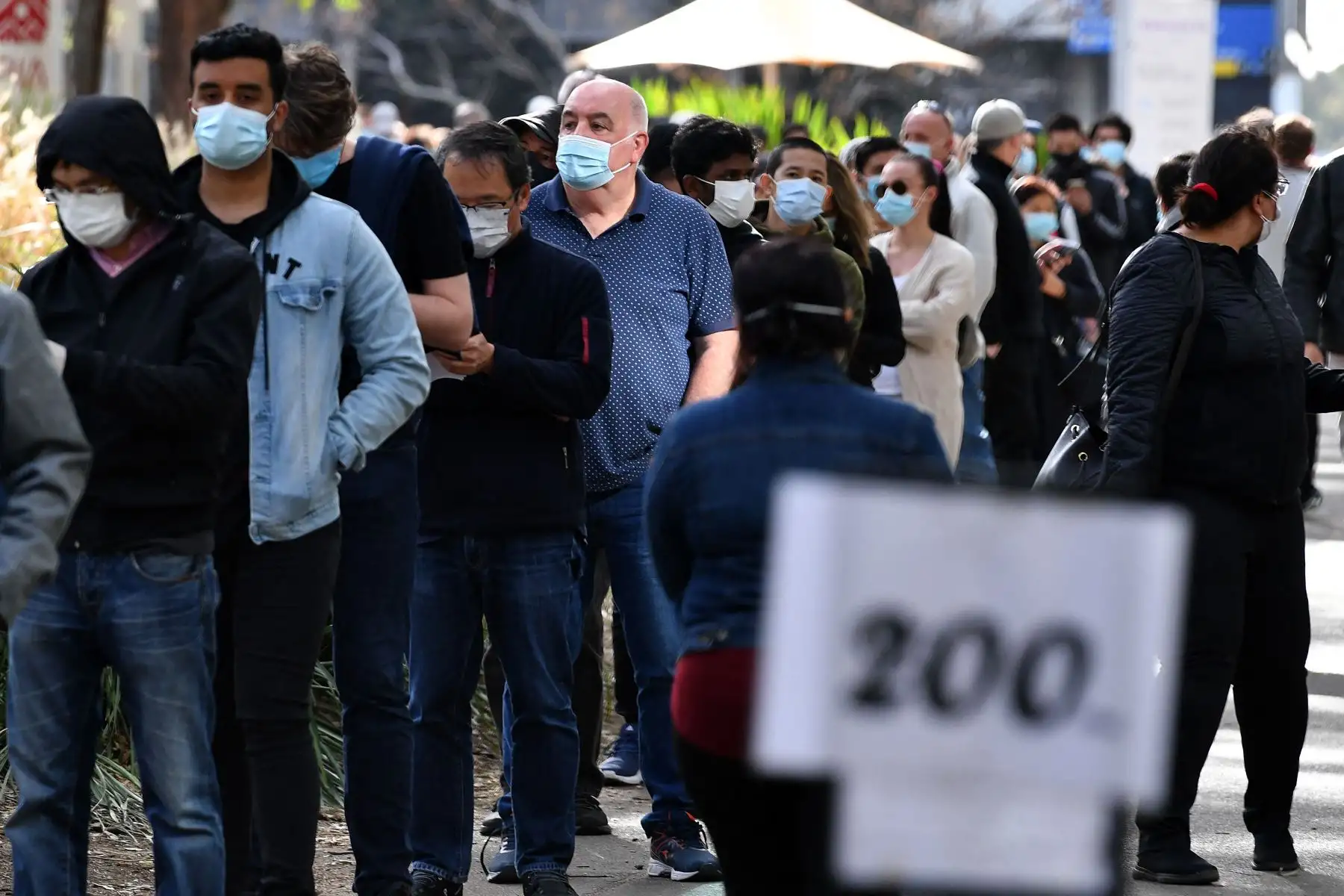 Los residentes hacen cola para recibir su dosis de la vacuna contra el coronavirus Covid-19 en el centro de vacunación Homebush en Sydney.
Foto: AFP