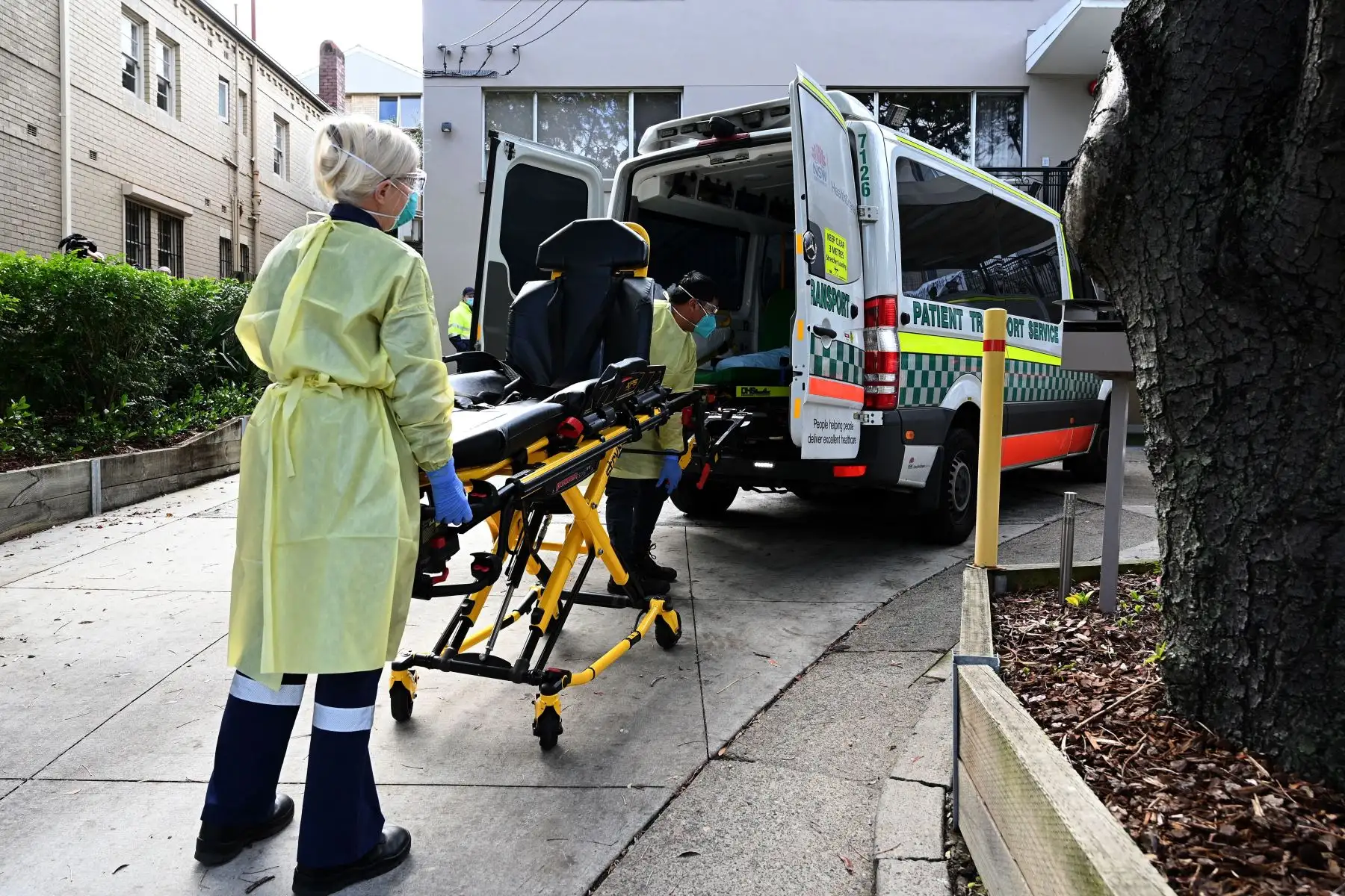Los trabajadores de la salud sacan camillas de una ambulancia en el Centro de Ancianos de Ancianos Hardi en el suburbio de Summers Hill en Sydney, después de que se reportaron al menos 12 casos de infecciones por Covid-19 en la instalación.
Foto: AFP