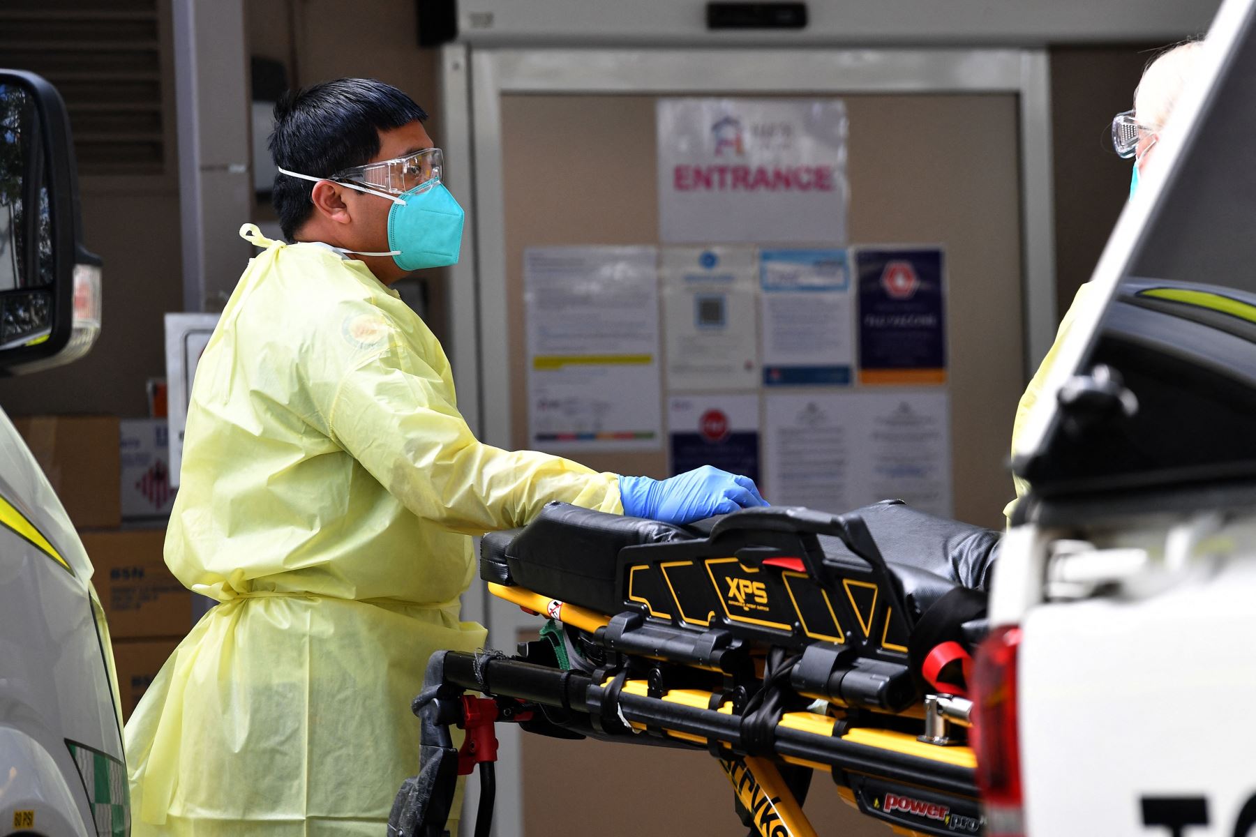 Un trabajador de la salud saca una camilla de una ambulancia en el Centro de Ancianos de Ancianos Hardi en el suburbio de Summers Hill en Sydney, después de que se reportaron al menos 12 casos de infecciones por Covid-19 en la instalación.
Foto: AFP