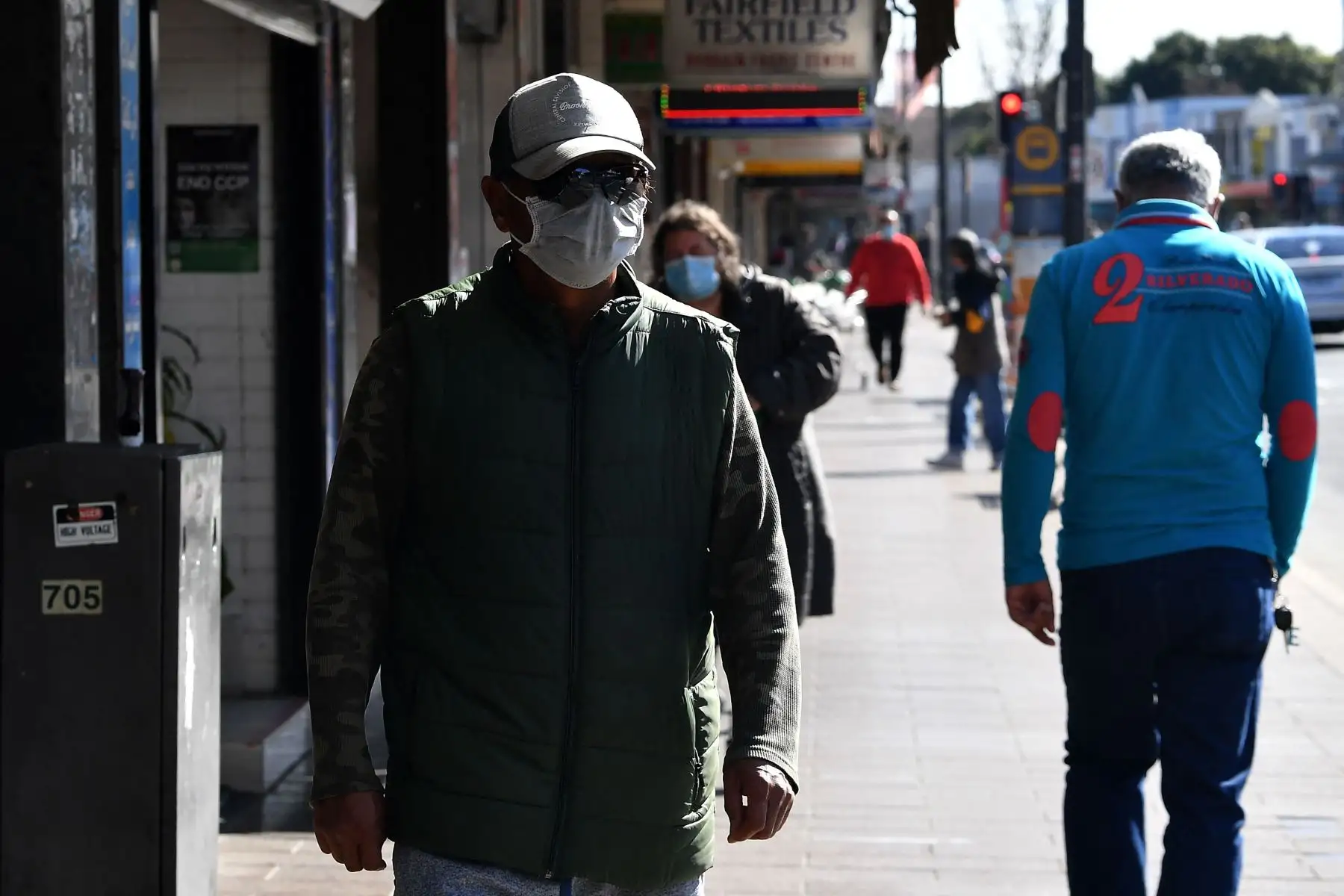 Los residentes caminan por una calle en el suburbio de Fairfield en Sydney, durante el bloqueo prolongado del coronavirus Covid-19 de la ciudad.
Foto: AFP