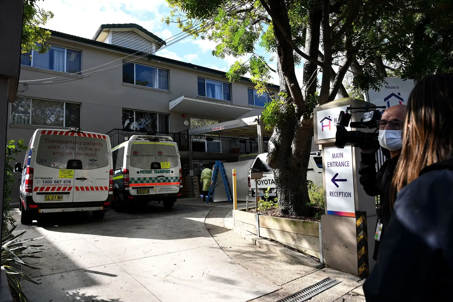 Ambulancias estacionadas en el Centro de Ancianos de Ancianos Hardi en el suburbio de Summers Hill en Sydney, después de que se informaron al menos 12 casos de infecciones por Covid-19 en la instalación. 
Foto: AFP