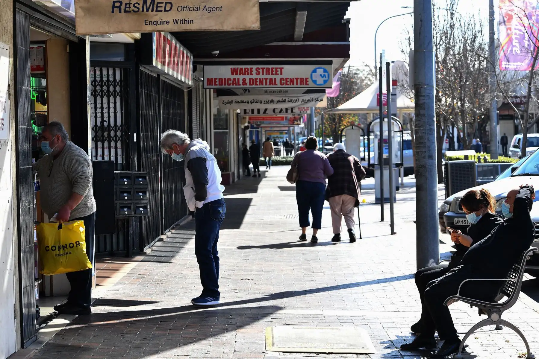 Los residentes visitan una farmacia en el suburbio de Fairfield en Sydney, durante el bloqueo prolongado del coronavirus Covid-19 de la ciudad.
Foto:  AFP