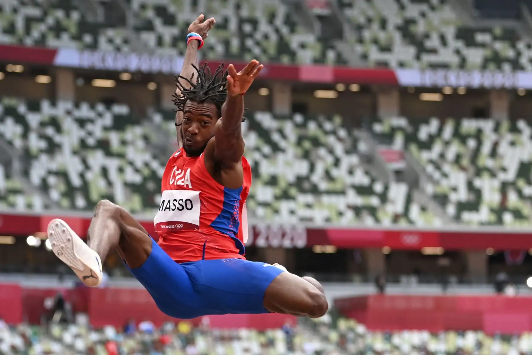 Maykel Masso, de Cuba, compite en la final masculina de salto de longitud durante los Juegos Olímpicos de Tokio 2020 en el Estadio Olímpico de Tokio.
Foto: AFP