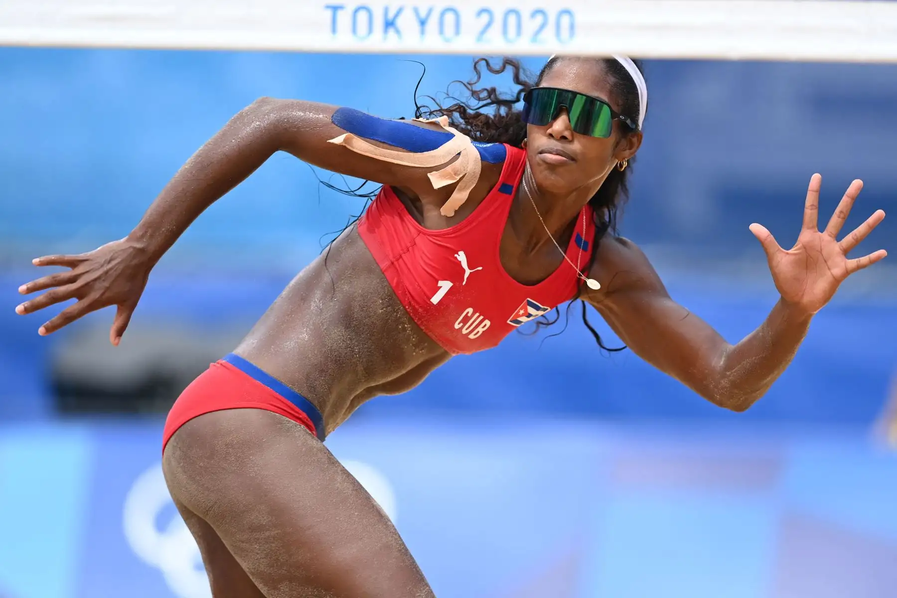 La cubana Lidianny Echevarria Benítez corre detrás del balón en su partido de octavos de final de voleibol de playa femenino entre Cuba y Estados Unidos durante los Juegos Olímpicos de Tokio 2020 en el Parque Shiokaze de Tokio.
Foto: AFP