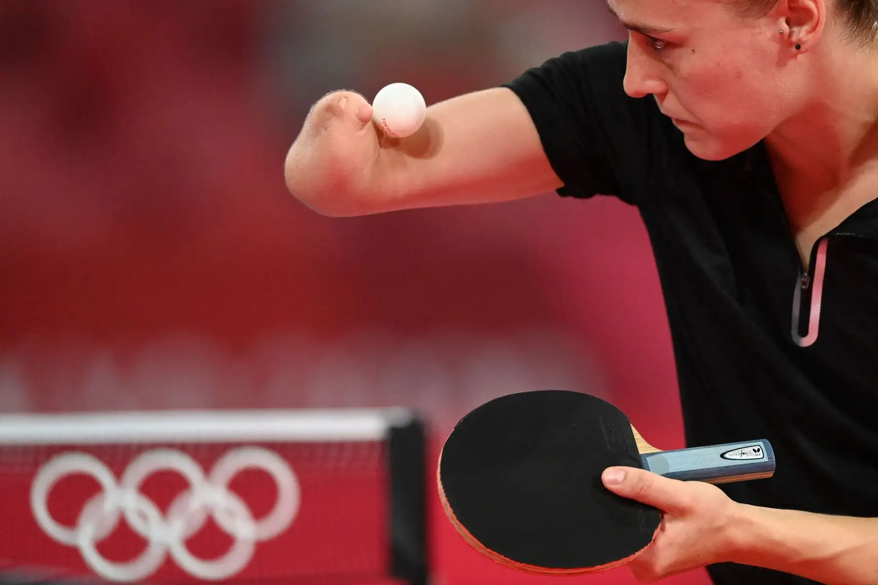 Natalia Partyka de Polonia sirve durante la ronda de 16 partidos de tenis de mesa de su equipo femenino en el Gimnasio Metropolitano de Tokio durante los Juegos Olímpicos de Tokio 2020 en Tokio.
Foto: AFP