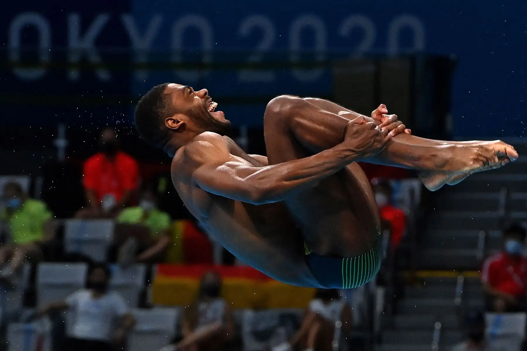 Yona Knight-Wisdom de Jamaica compite en la ronda preliminar del evento de salto de trampolín de 3 metros masculino durante los Juegos Olímpicos de Tokio 2020 en el Centro Acuático de Tokio.
Foto: AFP
