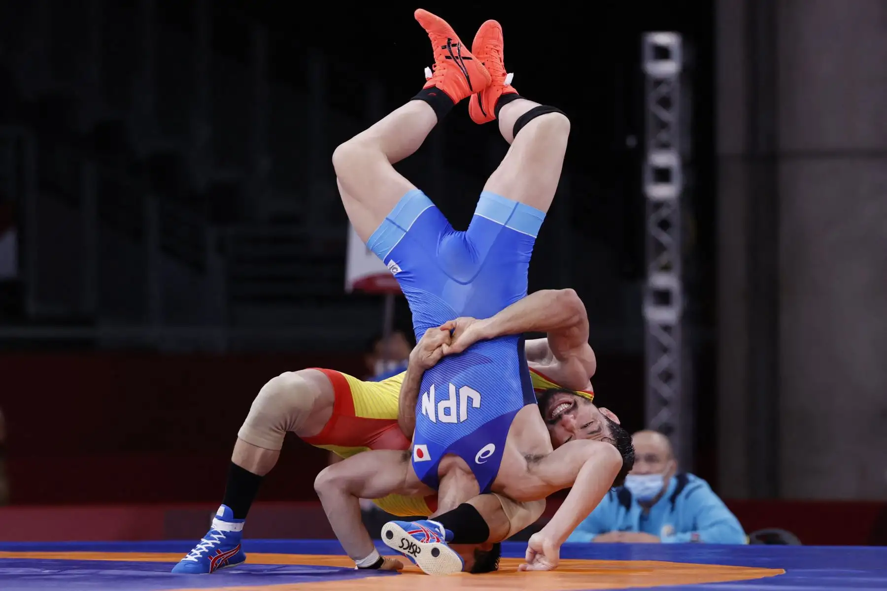 Shohei Yabiku de Japón lucha contra Demeu Zhadrayev de Kazajstán en su combate grecorromano masculino de 77 kg en la primera ronda durante los Juegos Olímpicos de Tokio 2020 en el Makuhari Messe en Tokio.
Foto: AFP
