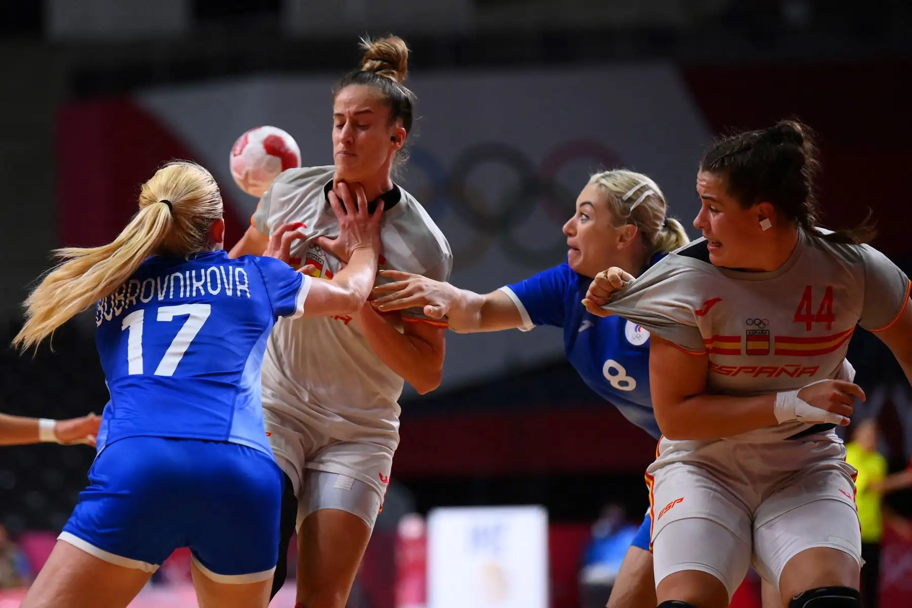 La defensa central española Nerea Pena Abaurrea compite con la lateral izquierda rusa Vladlena Bobrovnikova  y la pivote rusa Anna Sen  durante el partido de balonmano del grupo B de la ronda preliminar femenina entre España y Rusia de los Juegos Olímpicos de Tokio 2020 en el Yoyogi National Estadio en Tokio.
Foto: AFP