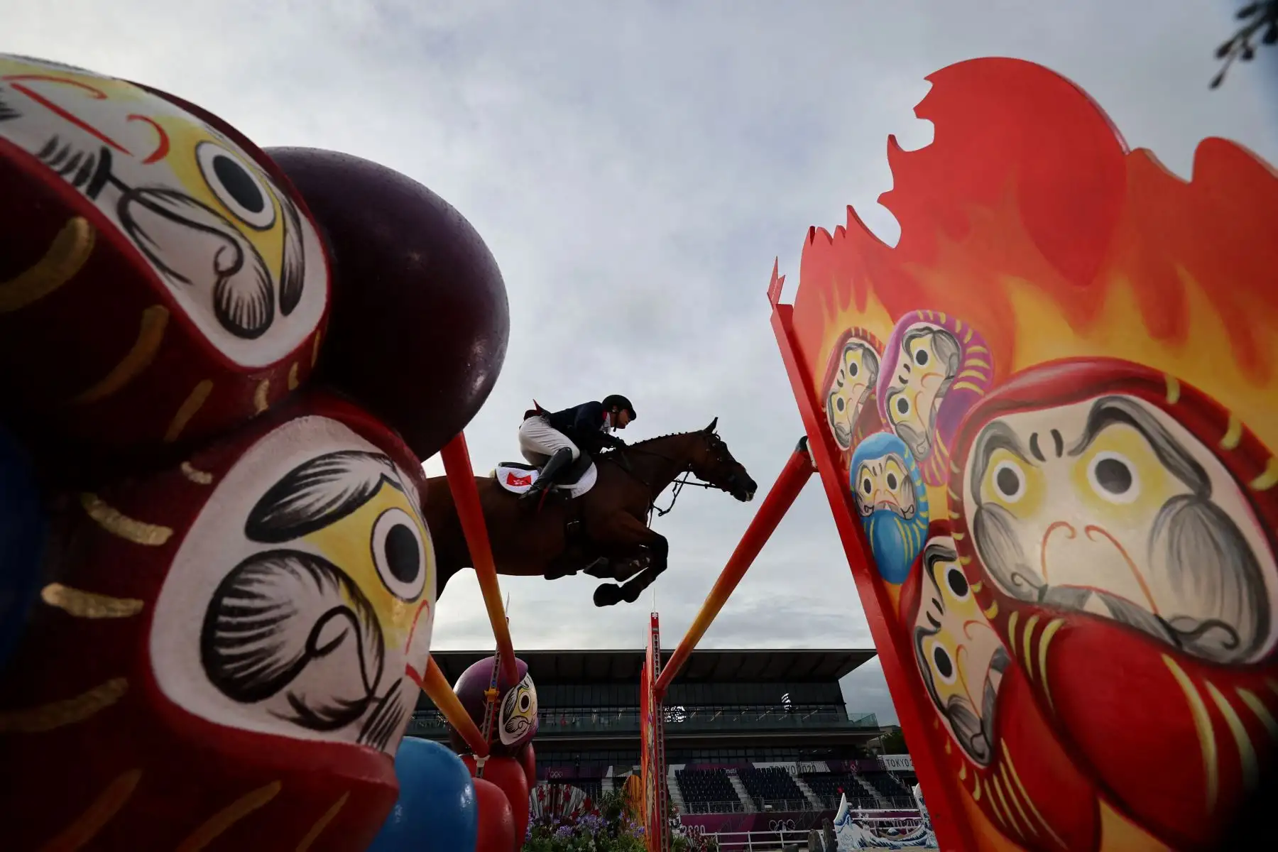 Heffernan Ho Thomas de Hong Kong, montando a Tayberry, compite en el salto individual ecuestre durante los Juegos Olímpicos de Tokio 2020 en el Parque Ecuestre de Tokio.
Foto: AFP