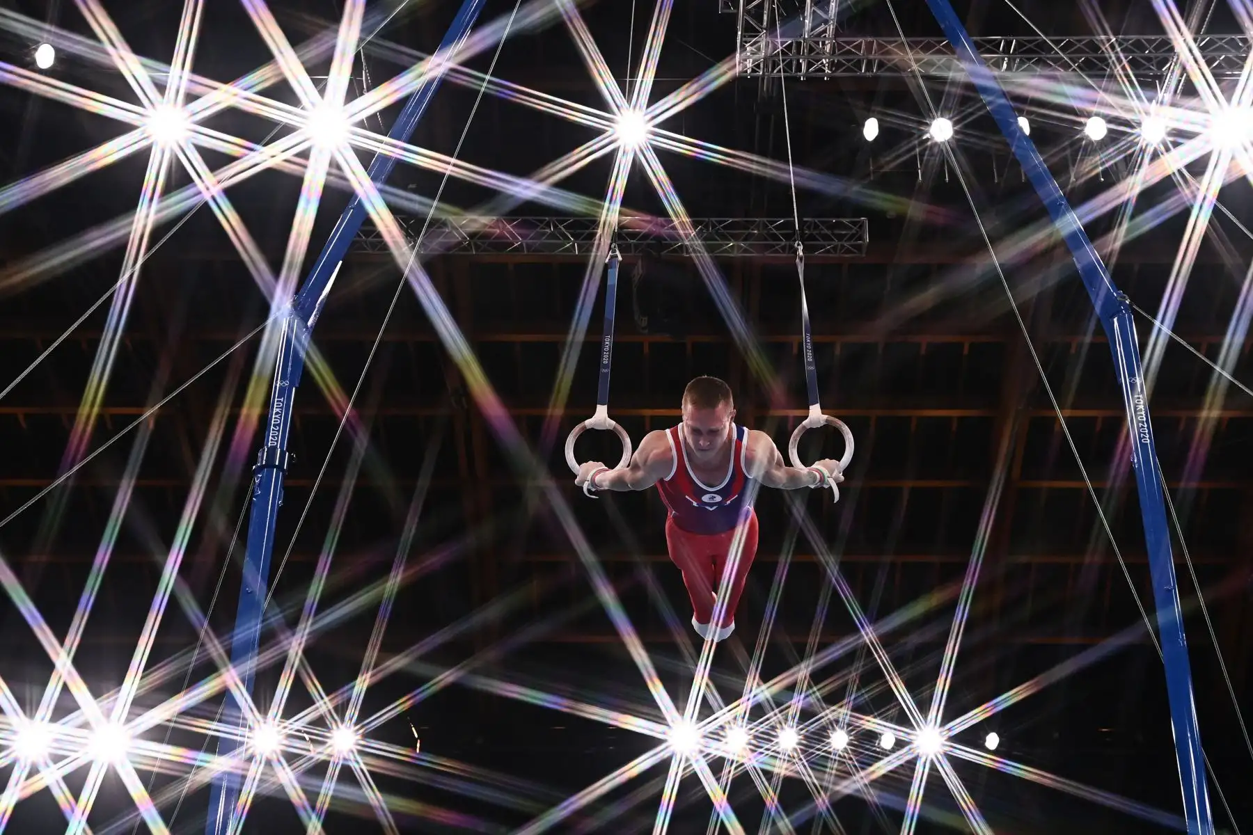 El ruso Denis Abliazin compite en la final de anillos masculinos de gimnasia artística de los Juegos Olímpicos de Tokio 2020 en el Centro de Gimnasia Ariake en Tokio.
Foto: AFP