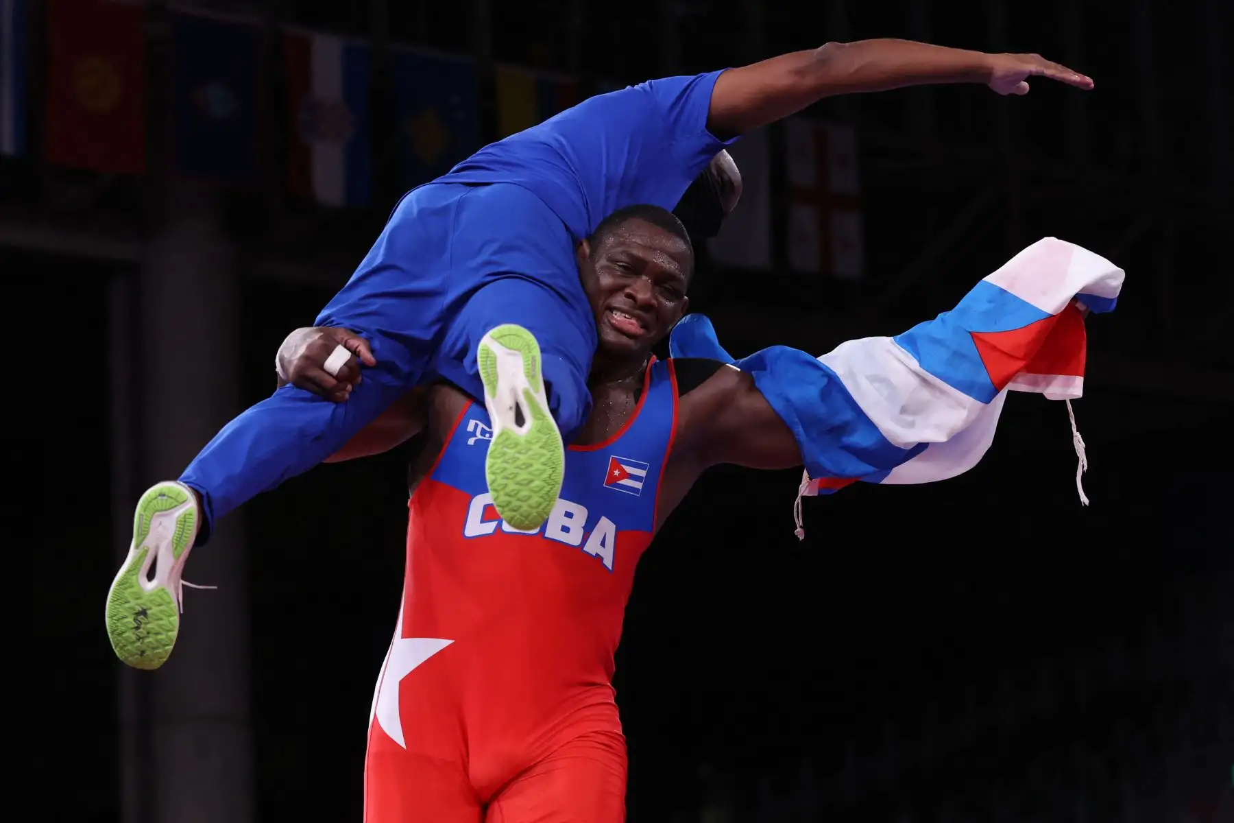 Mijain López Núñez de Cuba lleva a su entrenador mientras celebra su victoria por la medalla de oro contra Iakobi Kajaia de Georgia en la final de lucha grecorromana masculina de 130 kg durante los Juegos Olímpicos de Tokio 2020 en el Makuhari Messe en Tokio.
Foto: AFP