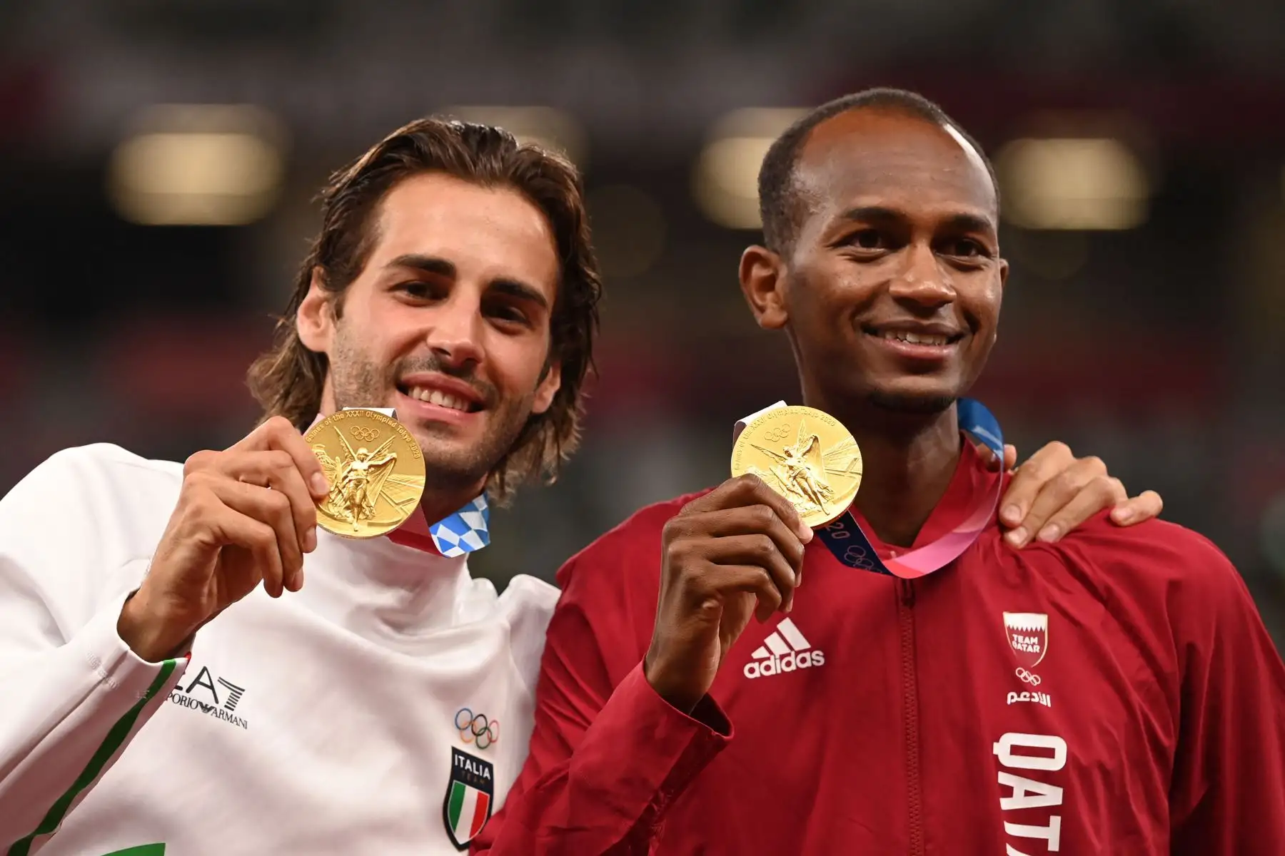 Los medallistas de oro conjuntos Mutaz Essa Barshim de Qatar y Gianmarco Tamberi de Italia posan en el podio de la final masculina de salto de altura durante los Juegos Olímpicos de Tokio 2020 en el Estadio Olímpico de Tokio.
Foto: AFP