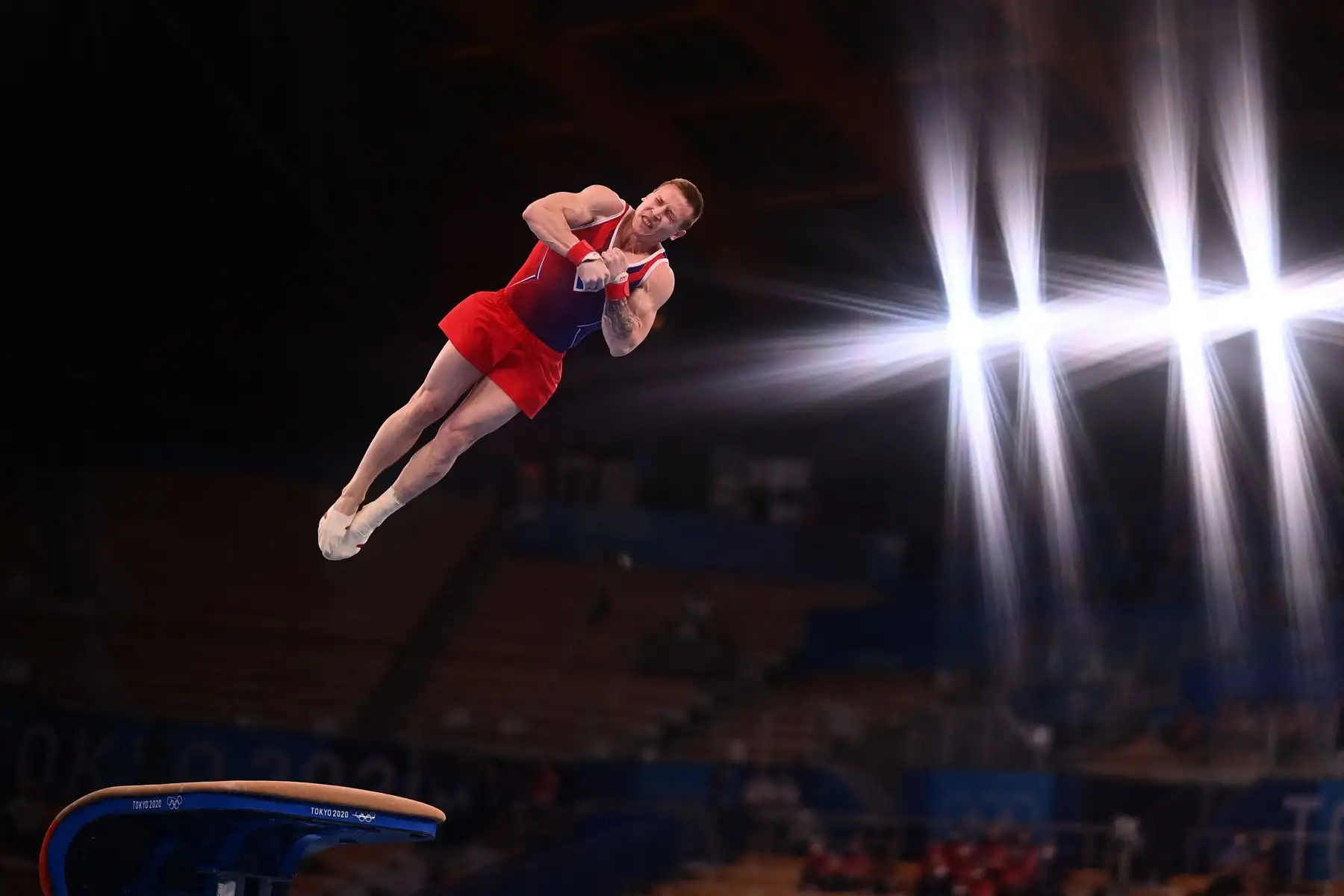 El ruso Denis Abliazin compite en la final de salto masculino de gimnasia artística de los Juegos Olímpicos de Tokio 2020 en el Centro de Gimnasia Ariake en Tokio.
Foto: AFP