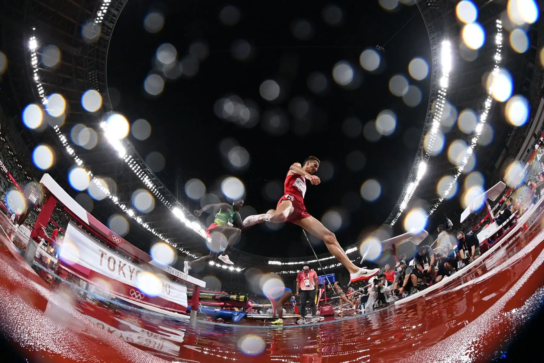 Soufiane El Bakkali de Marruecos compite en la final masculina de carrera de obstáculos de 3000 m durante los Juegos Olímpicos de Tokio 2020 en el Estadio Olímpico de Tokio.
Foto: AFP