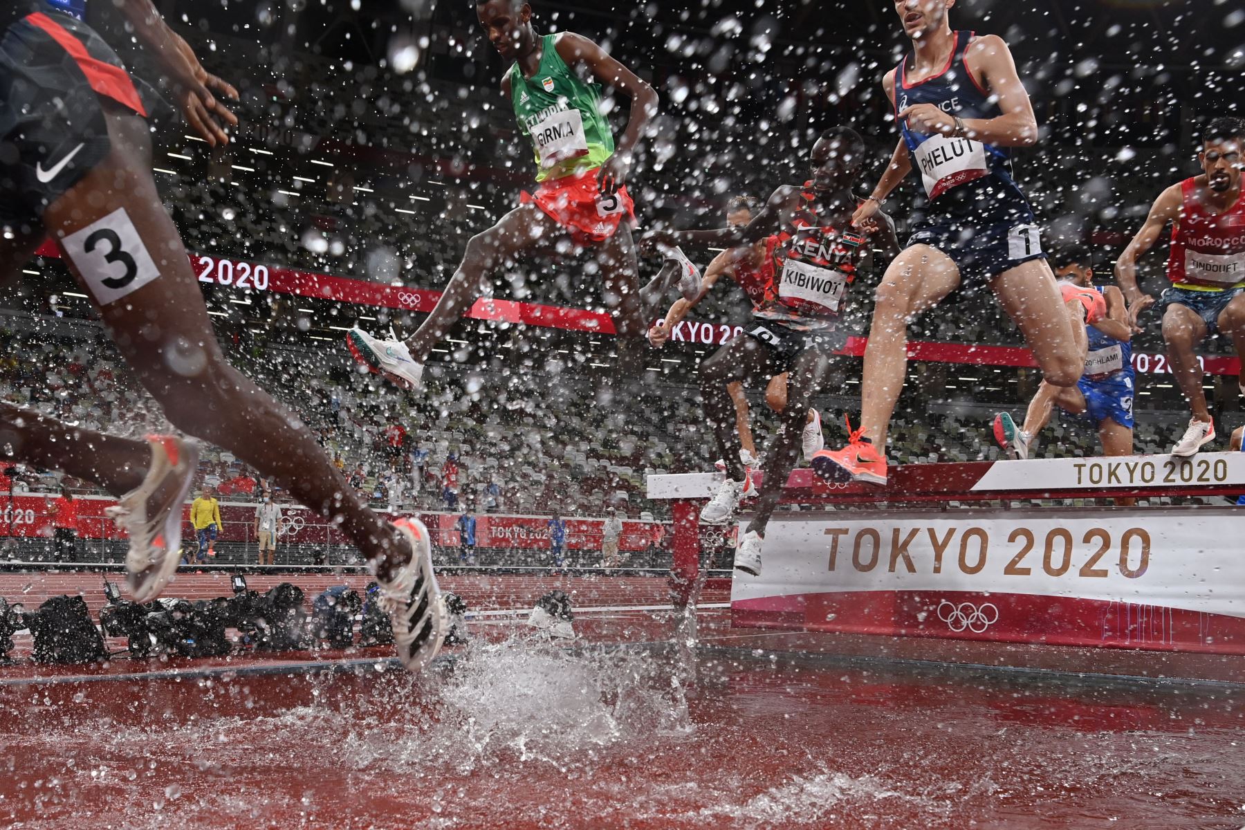 Los atletas compiten en la final masculina de carrera de obstáculos de 3000 m durante los Juegos Olímpicos de Tokio 2020 en el Estadio Olímpico de Tokio.
Foto: AFP