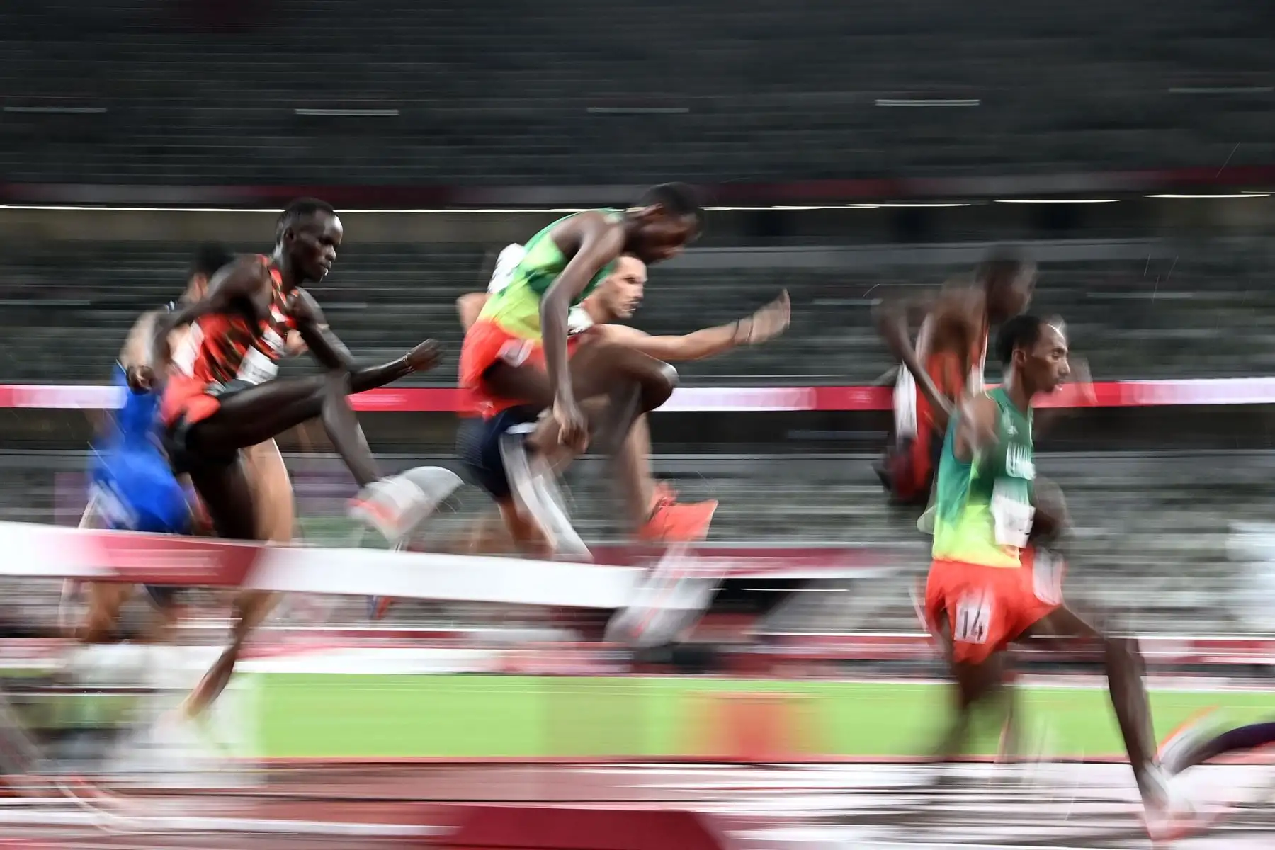 Los atletas compiten en la final masculina de carrera de obstáculos de 3000 m durante los Juegos Olímpicos de Tokio 2020 en el Estadio Olímpico de Tokio.
Foto: AFP