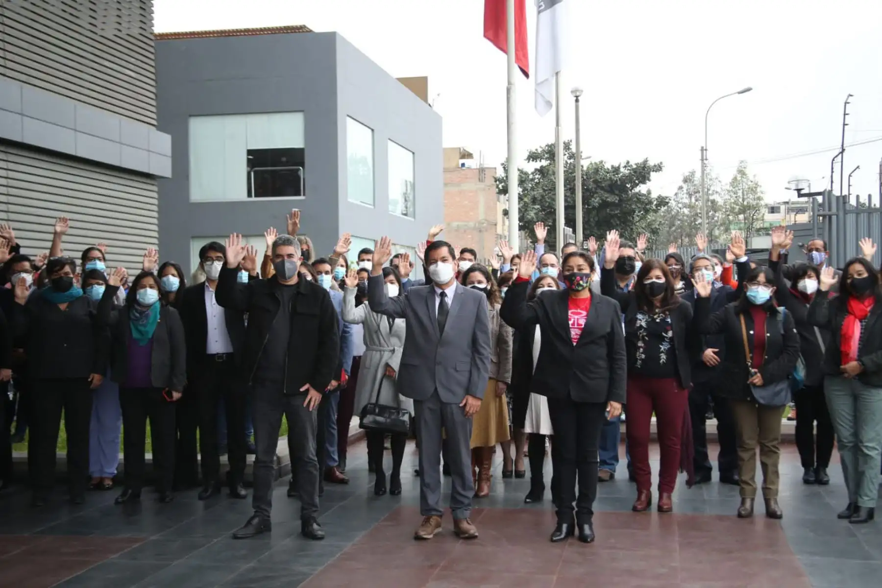 El ministro de Educación, Juan Cadillo, saludó a los trabajadores del MINEDU. Durante la ceremonia también participó el exministro Ricardo Cuenca, quien se despidió de los equipos de trabajo y brindó sus mejores deseos a la nueva gestión.
Foto: MINEDU