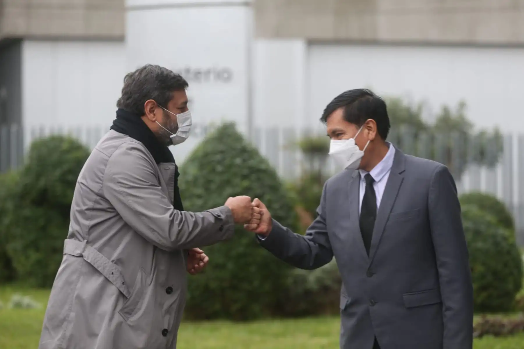 El ministro de Educación, Juan Cadillo, saludó a los trabajadores del MINEDU. Durante la ceremonia también participó el exministro Ricardo Cuenca, quien se despidió de los equipos de trabajo y brindó sus mejores deseos a la nueva gestión.
Foto: MINEDU