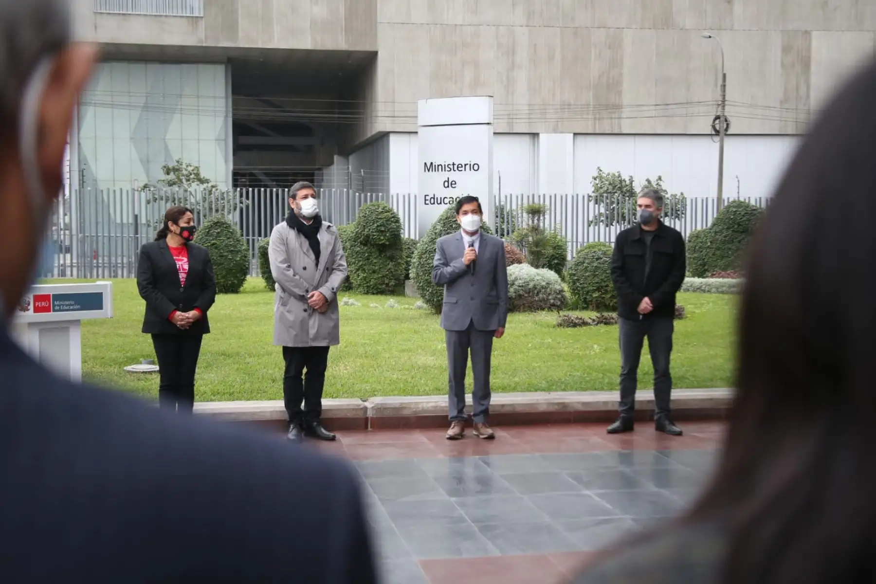 El ministro de Educación, Juan Cadillo, saludó a los trabajadores del MINEDU. Durante la ceremonia también participó el exministro Ricardo Cuenca, quien se despidió de los equipos de trabajo y brindó sus mejores deseos a la nueva gestión.
Foto: MINEDU