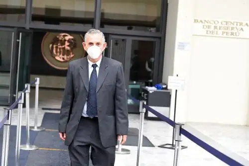 Ministro de Economía y Finanzas, Pedro Francke, se retira de la sede del Banco Central de Reserva del Perú, tras sostener una reunión con el presidente del ente emisor, Julio Velarde. Foto: Cortesía.