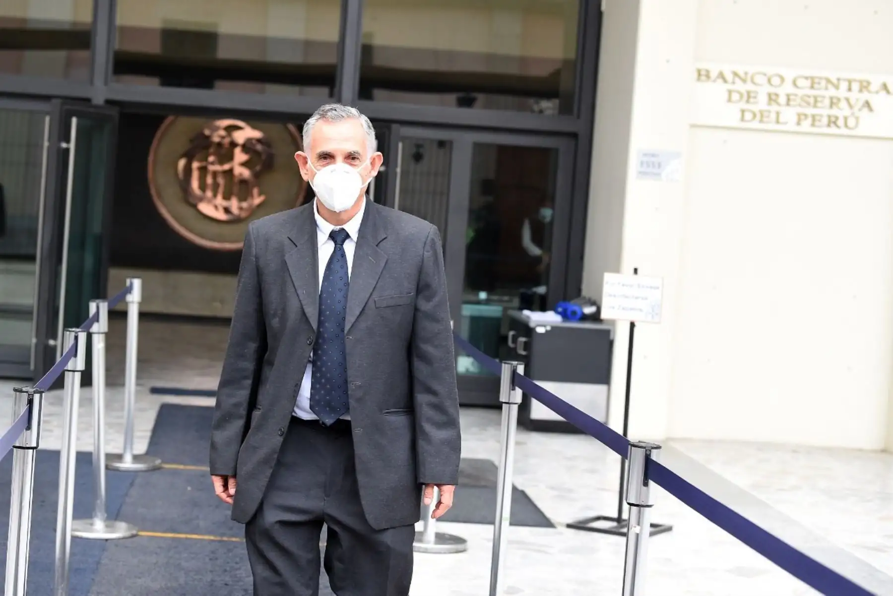 Ministro de Economía y Finanzas, Pedro Francke, se retira de la sede del Banco Central de Reserva del Perú, tras sostener una reunión con el presidente del ente emisor, Julio Velarde. Foto: Cortesía.