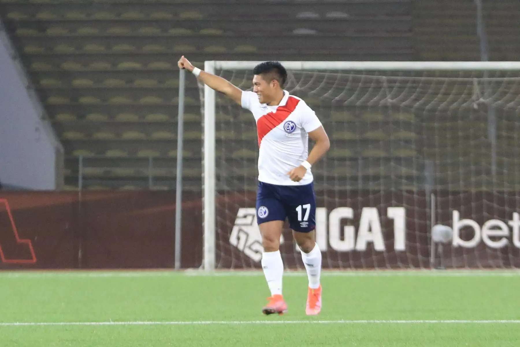 Hideyoshi Arakaki del Deportivo Municipal celebra tras marcar el 1-0 ante Cienciano durante partido por la cuarta fecha de la Liga 1, en el Estadio San Marcos. Foto: Liga 1