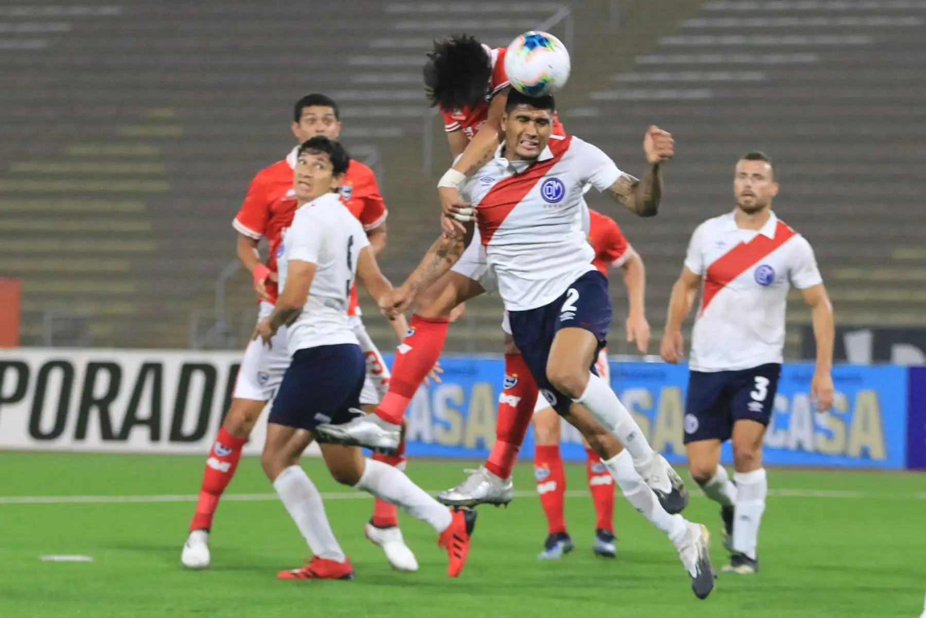L. Cardoza del Deportivo Municipal pelea un balón aéreo ante la marca de sus rivales del Cienciano durante partido por la cuarta fecha de la Liga 1, en el Estadio San Marcos. Foto: Liga 1