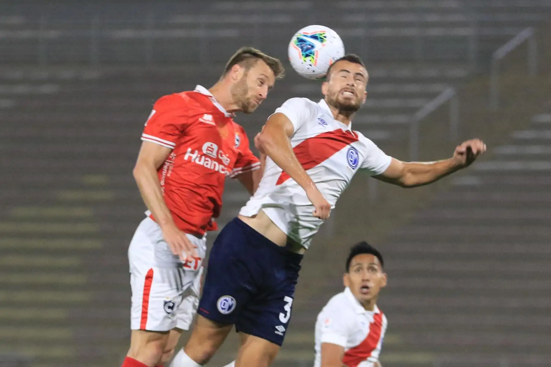 R. Aparicio del Deportivo Municipal pelea un balón aéreo con su rival del Cienciano durante partido por la cuarta fecha de la Liga 1, en el Estadio San Marcos. Foto: Liga 1