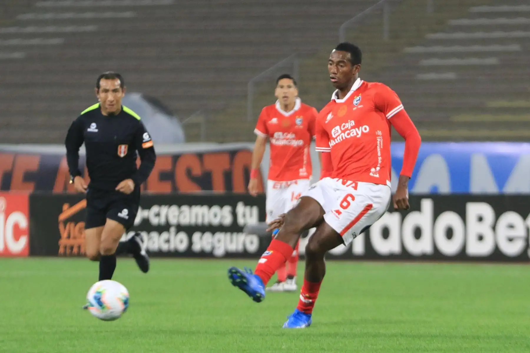 A. Ayarza del Cienciano lanza un pase durante partido ante Deportivo Municipal por la cuarta fecha de la Liga 1, en el Estadio San Marcos. Foto: Liga 1