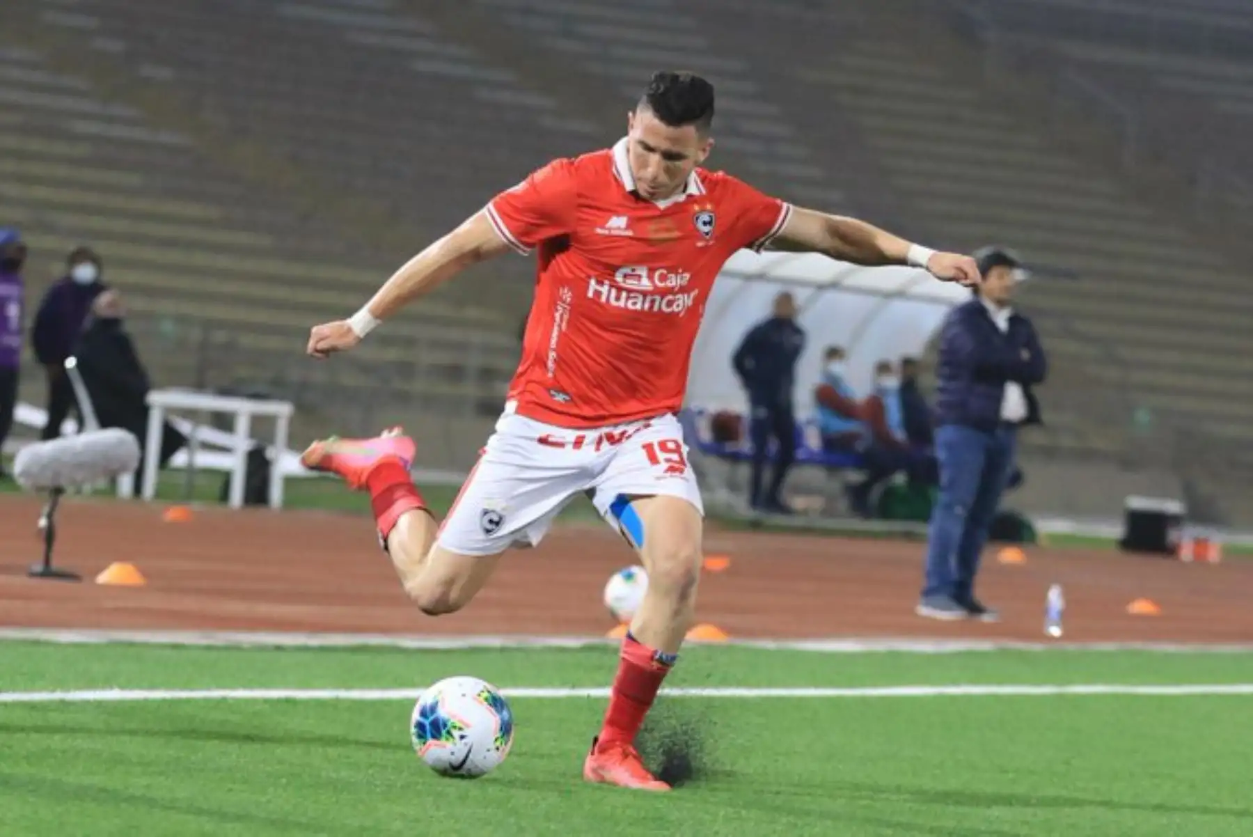 A. Ugarriza del Cienciano lanza un pase durante partido ante Deportivo Municipal por la cuarta fecha de la Liga 1, en el Estadio San Marcos. Foto: Liga 1