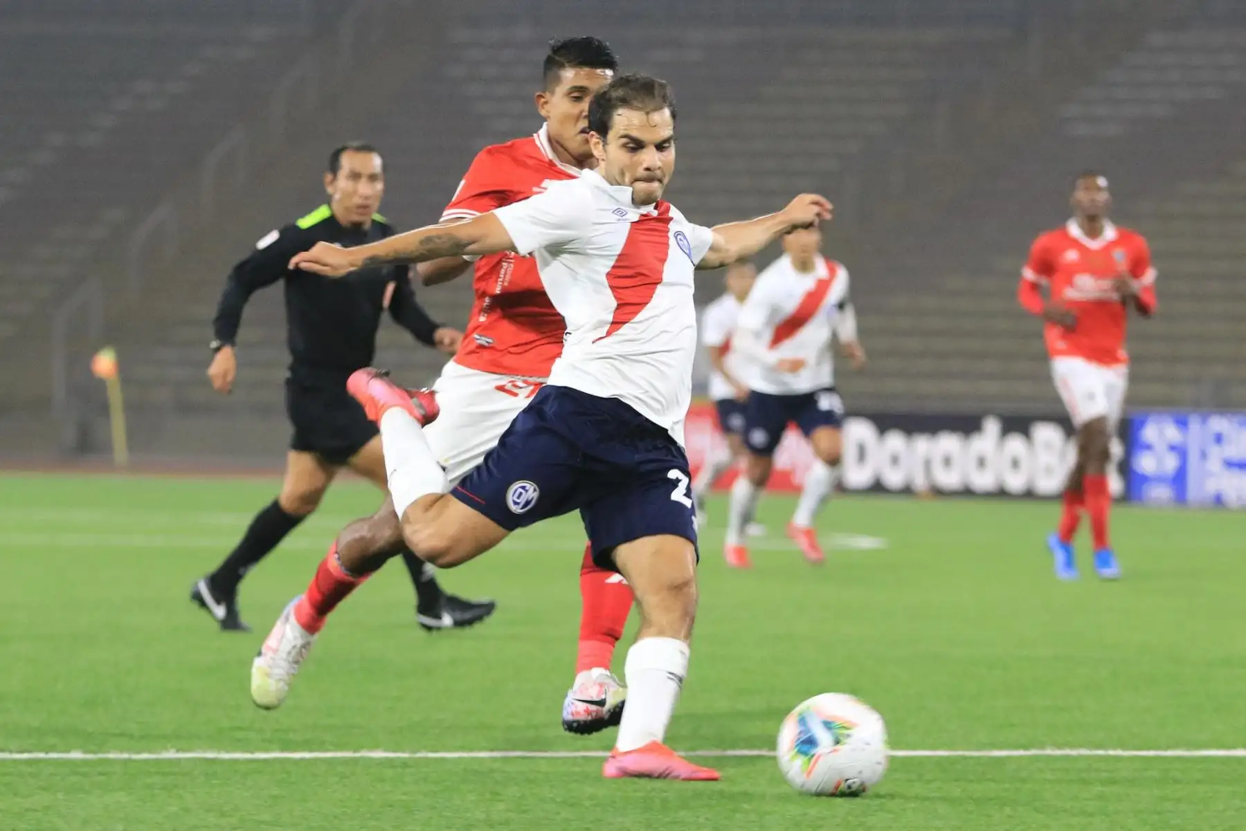 L. Cardoza del Deportivo Municipal dispara el balón ante la marca de su rival del Cienciano durante partido por la cuarta fecha de la Liga 1, en el Estadio San Marcos. Foto: Liga 1