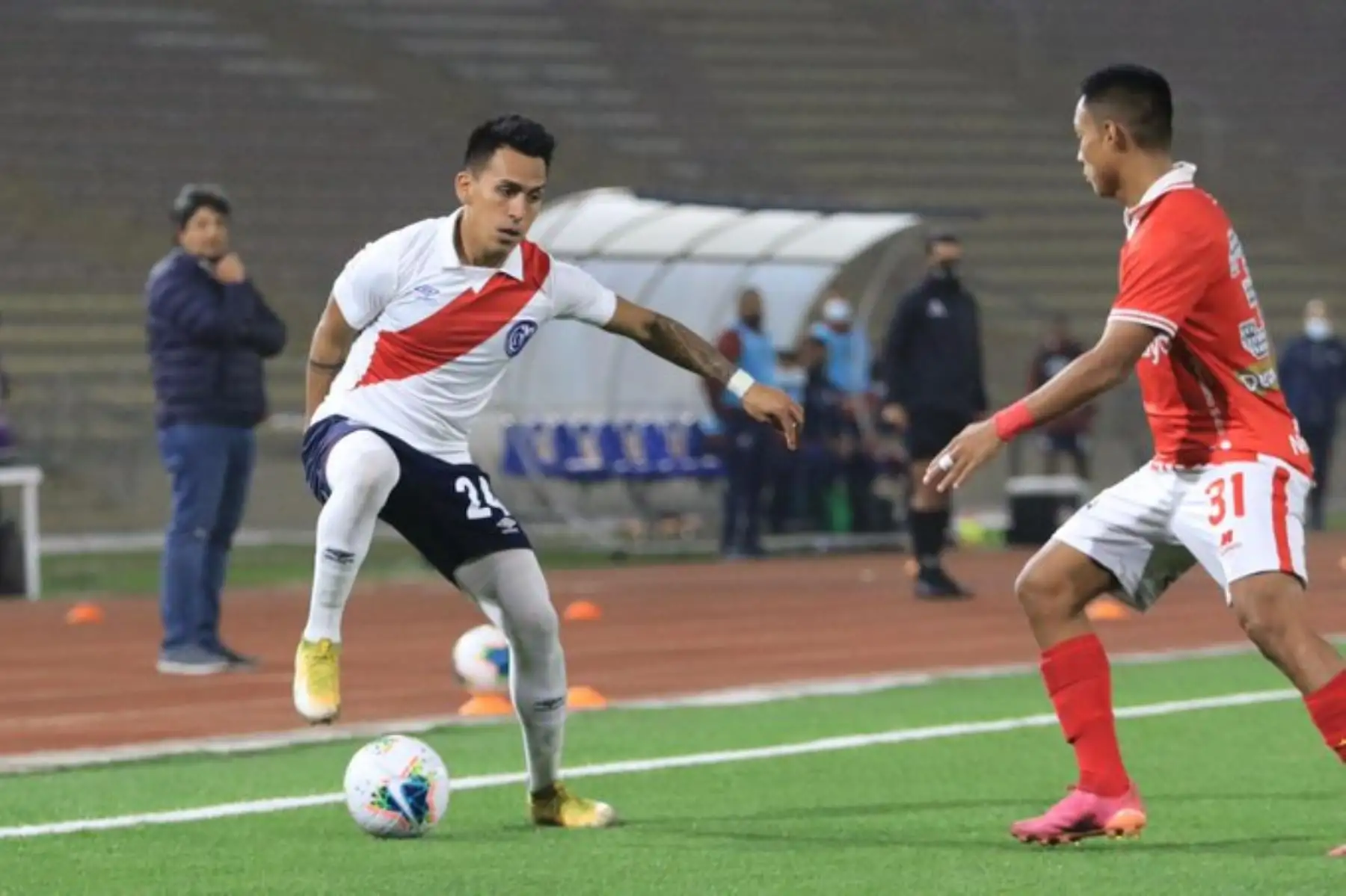 C. Neyra del Deportivo Municipal disputa un balón ante A. Quintana del Cienciano durante partido por la cuarta fecha de la Liga 1, en el Estadio San Marcos. Foto: Liga 1