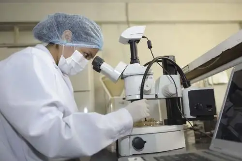 Con este premio, se busca reconocer a mujeres científicas hispanohablantes que han contribuido a la química y ciencias relacionadas.