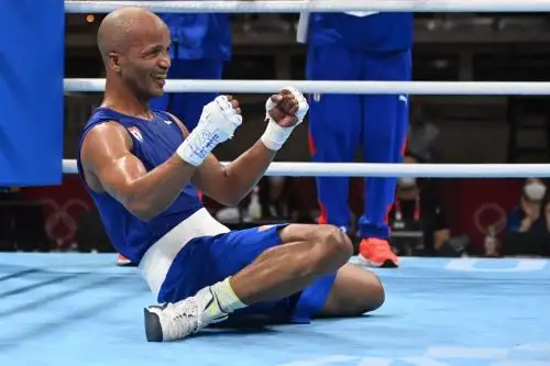 Roniel Iglesias celebra la primera presea dorada de la armada cubana de boxeo en Tokio 2020