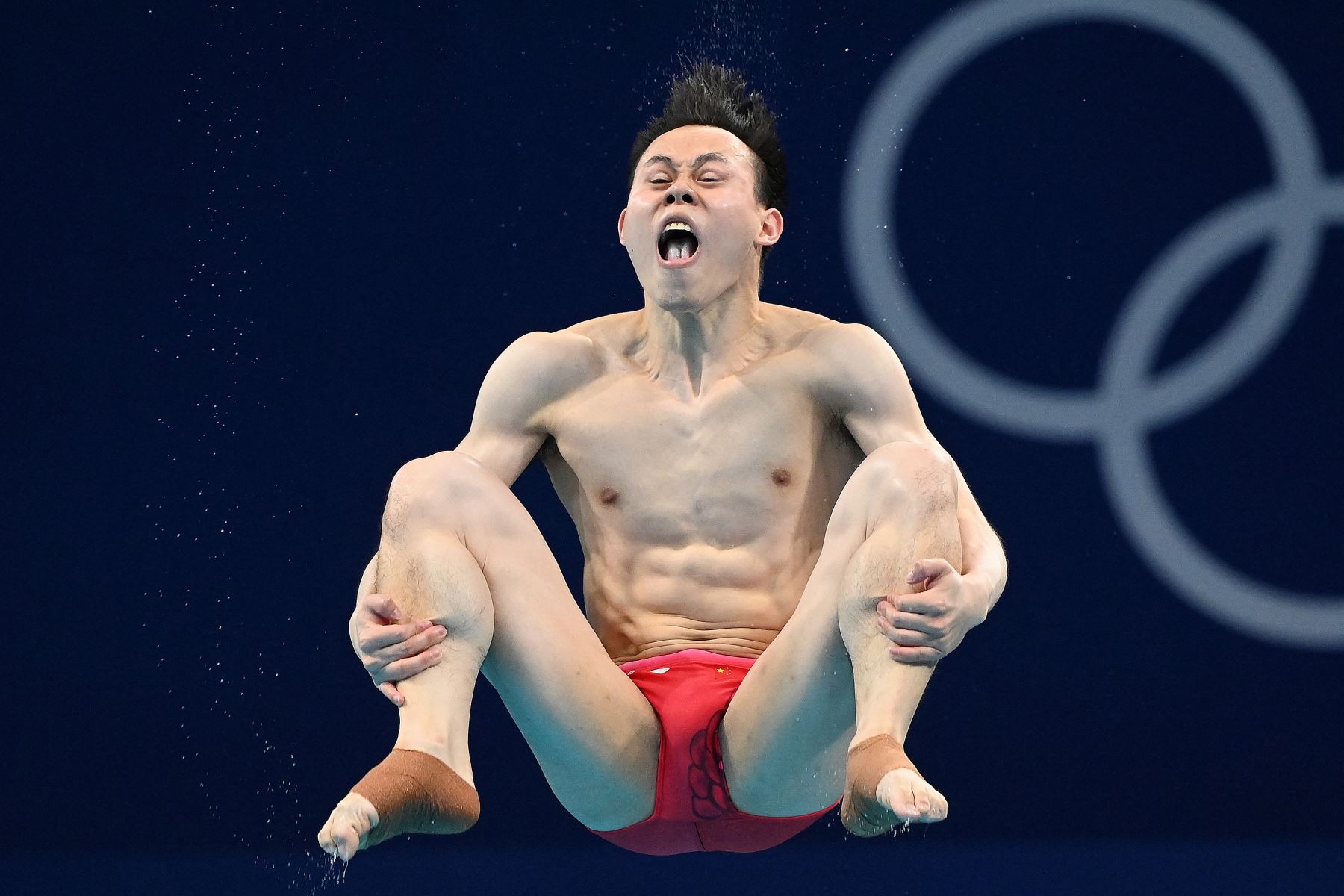 Xie Siyi de China compite para ganar el evento final de salto de trampolín de 3 metros masculino durante los Juegos Olímpicos de Tokio 2020.

Foto: AFP