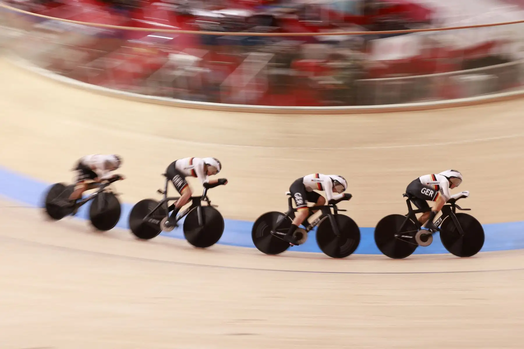 El equipo de Alemania compite para establecer el nuevo récord mundial durante la final de persecución por equipos de ciclismo en pista femenino durante los Juegos Olímpicos de Tokio 2020.

Foto: AFP