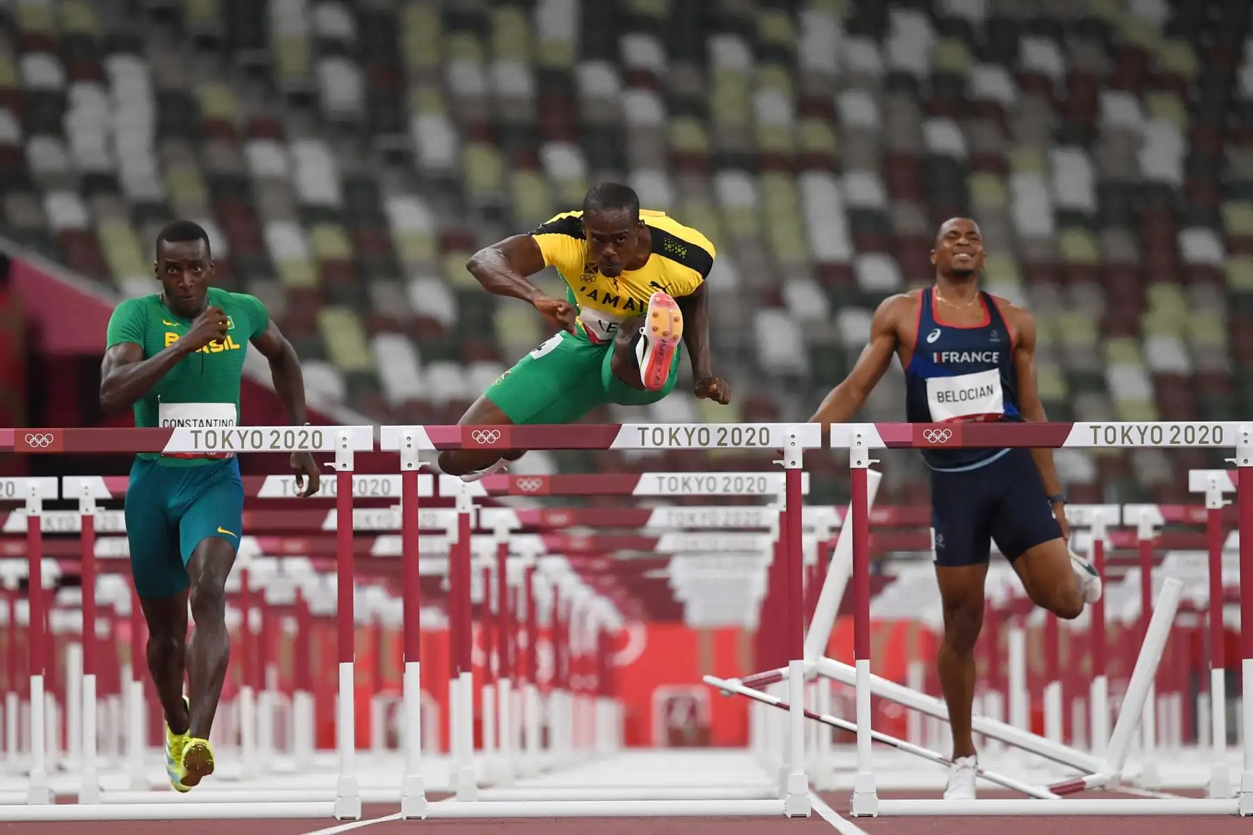 Gabriel Constantino (L) de Brasil, Ronald Levy (C) de Jamaica y Wilhem Belocian (R) de Francia compiten en las eliminatorias masculinas de 110 metros con vallas durante los Juegos Olímpicos de Tokio 2020.

Foto: AFP