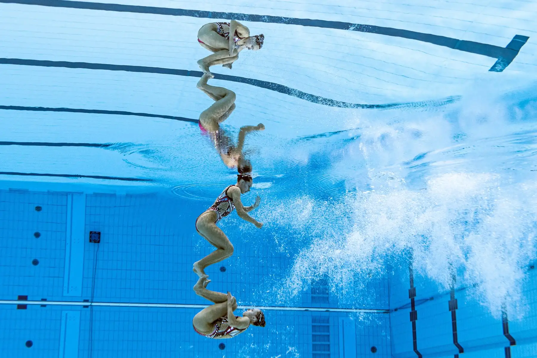 Una vista submarina muestra a Charlotte Tremble de Francia y Laura Tremble de Francia mientras compiten en el evento de natación artística de rutina técnica a dúo de mujeres durante los Juegos Olímpicos de Tokio 2020.

Foto: AFP