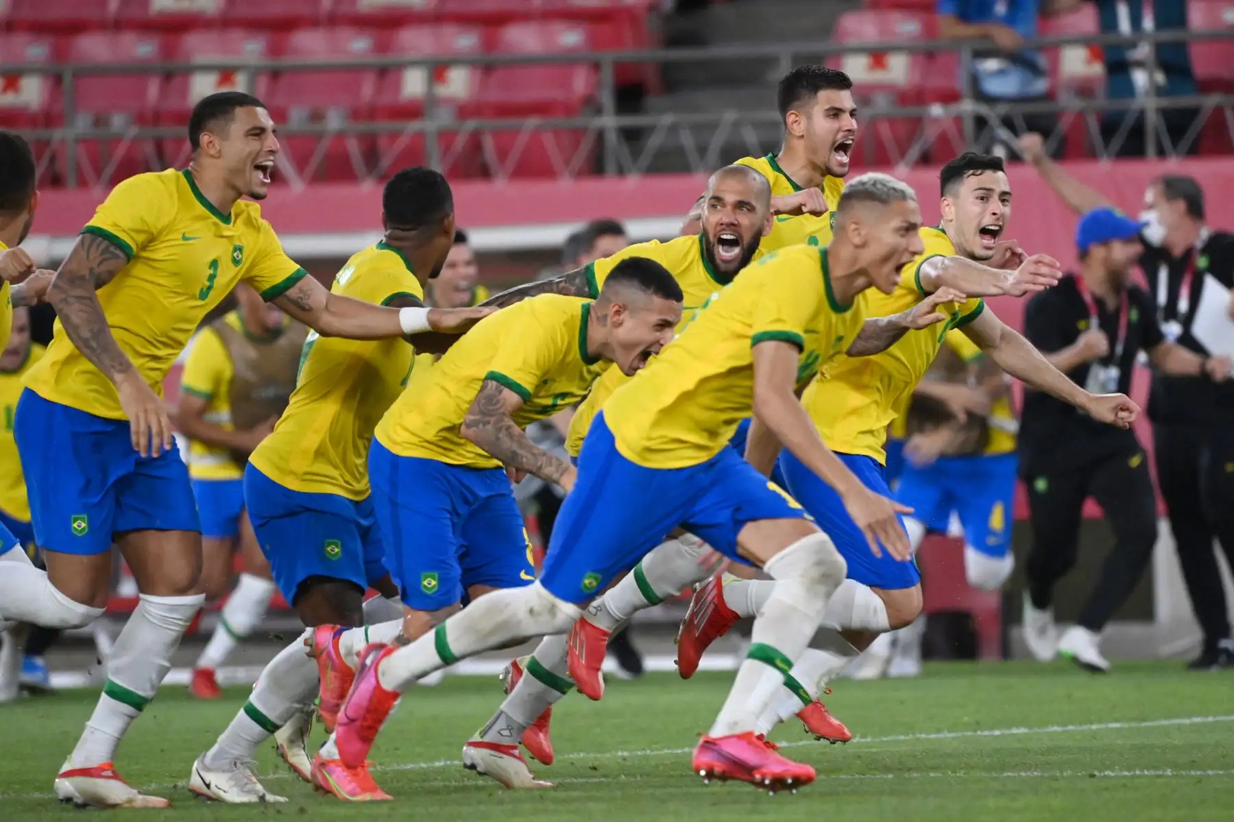 Los jugadores de Brasil celebran ganar el partido de fútbol de semifinales masculinos de los Juegos Olímpicos de Tokio 2020 entre México y Brasil en el estadio Ibaraki Kashima.

Foto: AFP